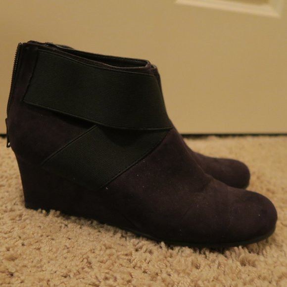 AEROSOLES Black Wedge Booties - Picture 1 of 8